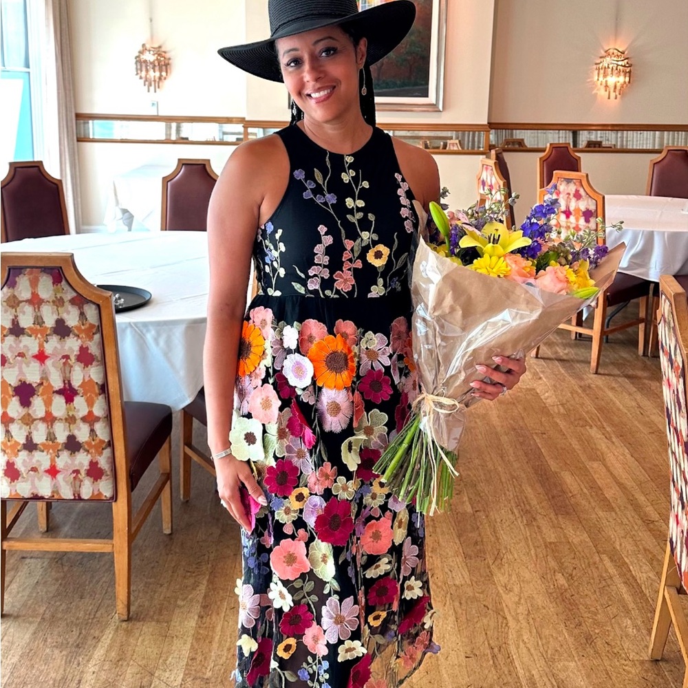Beautiful floral embroidered dress size large.